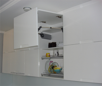 Кухня с доводчиком Aventos HF (Blum)